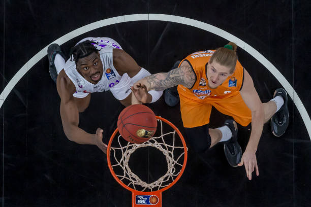 并且在篮板 并且在篮板